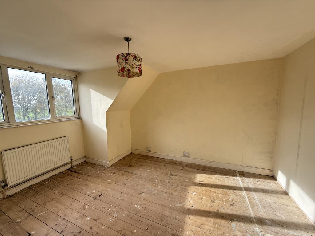 Lot: 73 - THREE-BEDROOM SEMI-DETACHED HOUSE WITH GARAGE IN NEED OF IMPROVEMENT - Bedroom two at rear of property